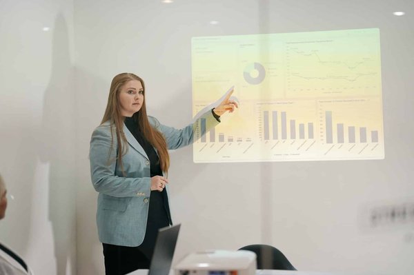 What's the Best Type of Statement Handbag for a Woman in a Leadership Position?